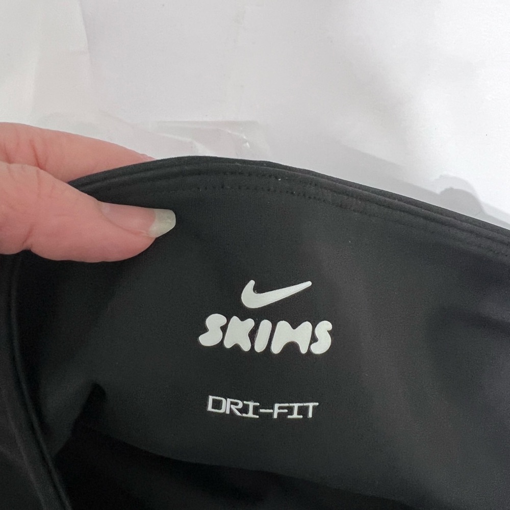 NikeSKIMS Matte Women's High-Waisted 26" Leggings medium - Picture 9 of 16
